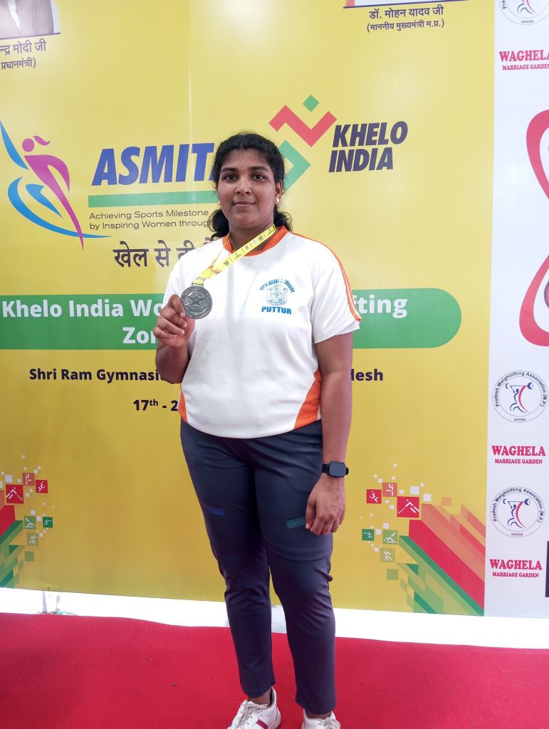 Kum Raksha G -ಇವರು, ಮಧ್ಯಪ್ರದೇಶದ ಇಂದೋರ್ ನಲ್ಲಿ, ಇದೇ ಜೂನ್ 17 ರಿಂದ 21 ರ ತನಕ ನಡೆದ ASMITHA KHELO INDIA Womens Zonal Weightlifting competition ನಲ್ಲಿ ಬೆಳ್ಳಿಯ ಪದಕ ವನ್ನು ಗಳಿಸಿದ್ದಾರೆ.