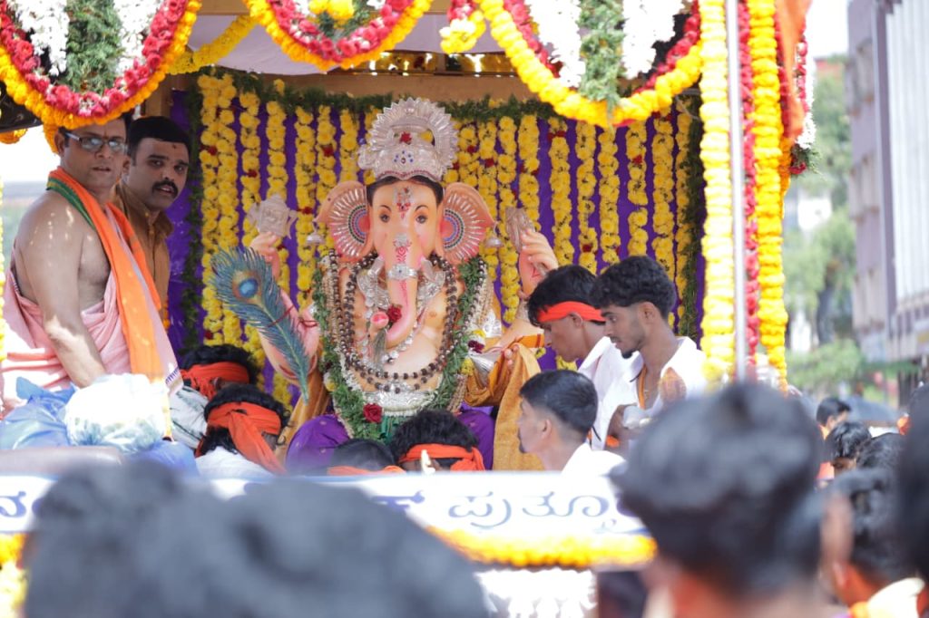 ವಿವೇಕಾನಂದ ವಿದ್ಯಾವರ್ಧಕ ಸಂಫದಲ್ಲಿ 45ನೇ ವರ್ಷದಗಣೇಶೋತ್ಸವವೈಭವದ ಶೋಭಾಯಾತ್ರೆಗೆ ಸಾಕ್ಷಿಯಾದ 7000ಕ್ಕೂ ಹೆಚ್ಚುವಿದ್ಯಾರ್ಥಿಗಳು;